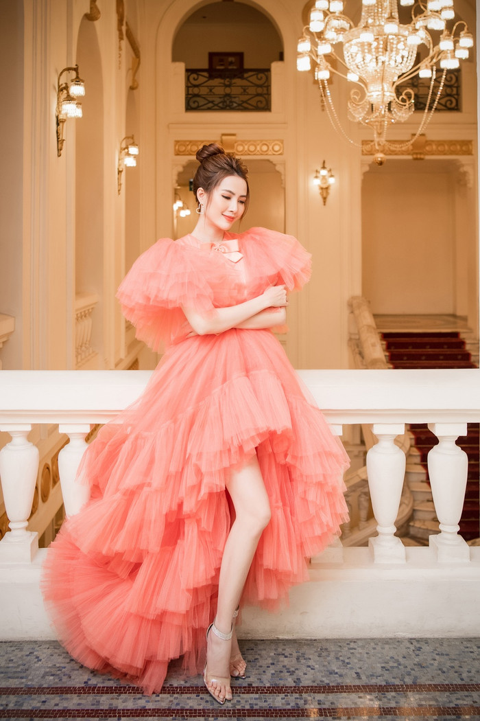 Chiếc đầm của NTK Nguyễn Minh Công càng khiến Phan Thị Mơ thêm lộng lẫy