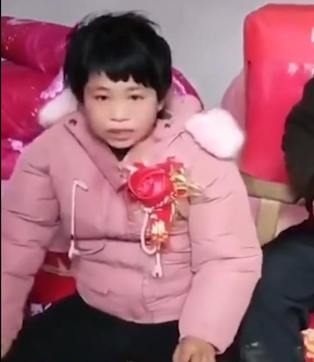 Cô dâu bị thiểu năng trí tuệ, không thể tự đi lại được.&nbsp;