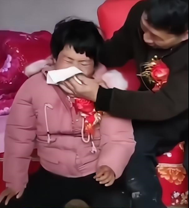 Cô dâu mặt non choẹt khóc nức nở khi về nhà chồng.&nbsp;