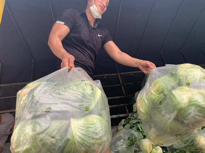 Người Đà Nẵng giải cứu rau củ Hải Dương: 'Chúng tôi hiểu nỗi lòng người nông dân vùng tâm dịch' Ảnh 8