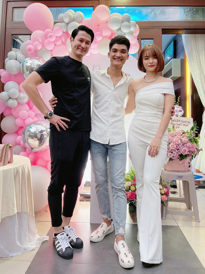 Diễn viên Huy Khánh chụp ảnh với vợ chồng Mạc Văn Khoa trong bữa tiệc sinh nhật.