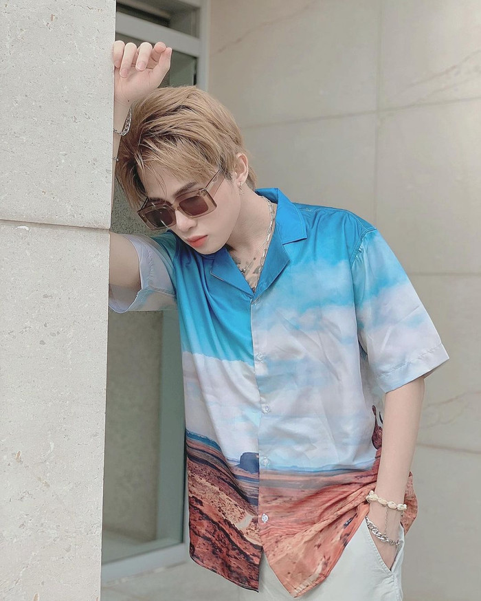 Môi của Jack bình thường đã rất đẹp, cộng hưởng với làn da trắng nên chỉ cần lỡ tay dậm màu đậm một tí là tỉ lệ nam tính theo đó nhạt dần... 