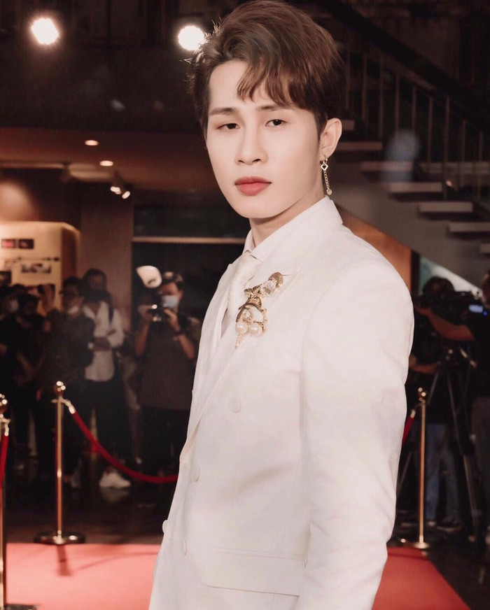 Thế nhưng, trong những tấm ảnh bán thân, cái mà người xem chú ý không phải là chiếc hoa cài áo đính ngọc trai to sụ kia, mà là đôi môi kẻ viền nắn nót, chăm chút kĩ lưỡng, nhiều khi mất hơn nửa tiếng để vẽ. 