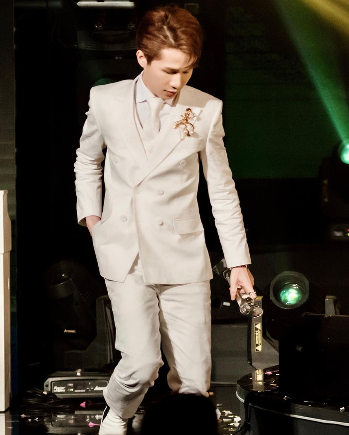 Môi rất đẹp, sắc nét, chúm chím xinh yêu nhưng phần nam tính cũng theo đó mà giảm đi thấy rõ. 