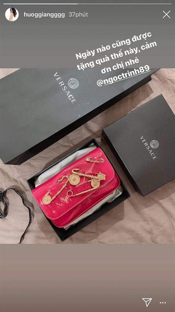 Chiếc túi Versace của Hương Giang được Ngọc Trinh gửi tặng.
