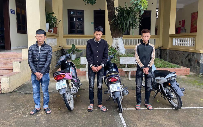 Nhóm thanh niên đi xe máy bốc đầu để quay đăng trên Tiktok Ảnh 2