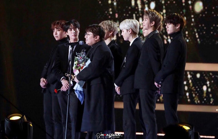 Những khoảnh khắc gây cười nhất lịch sử trao giải K-Pop Ảnh 7
