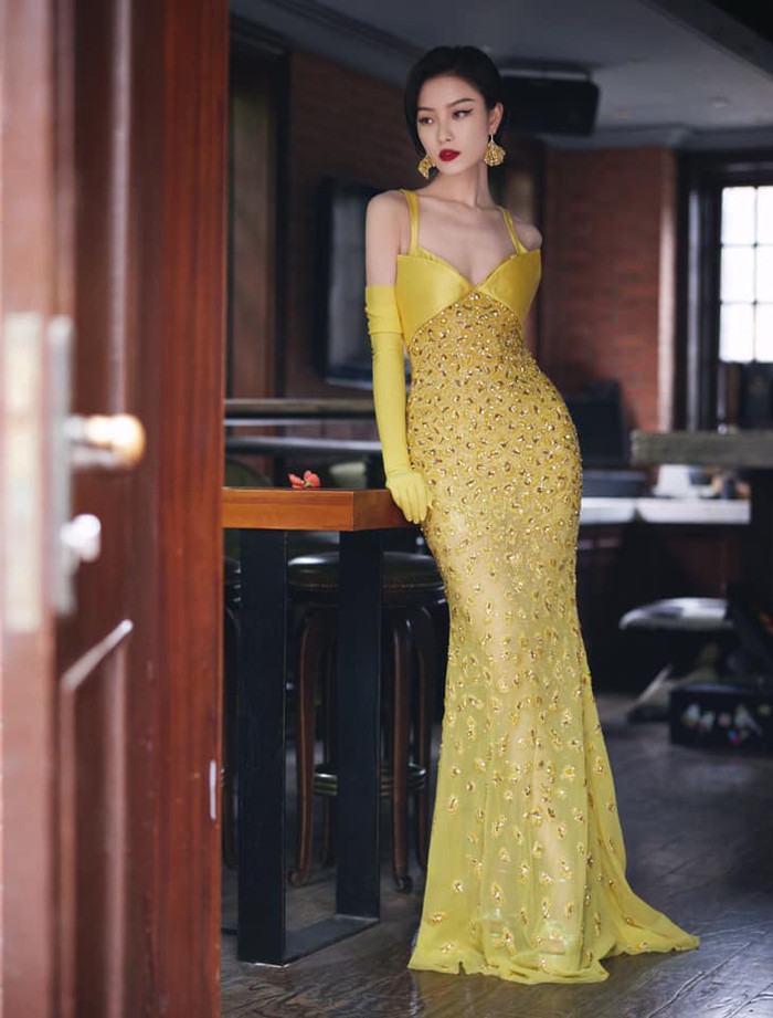 Nghê Ni chọn cho mình thiết kế từ Tony Ward  đến từ BST Xuân/Hè Couture 2021 dạo thảm đỏ Đêm hội Weibo 