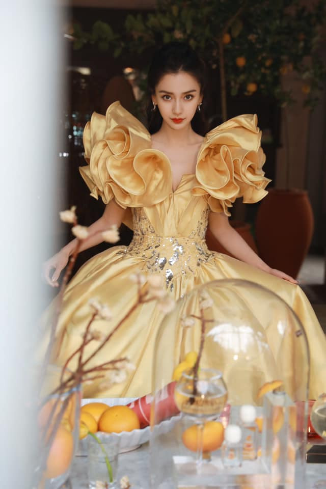 Angelababy xinh đẹp tựa như đóa hồng vàng đang nở thể hiện khí chất như một nàng công chúa Disney