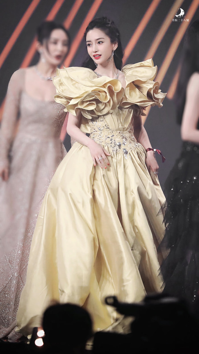 Bộ váy làm tôn lên nhan sắc kiều diễm của Angelababy trên sân khấu 