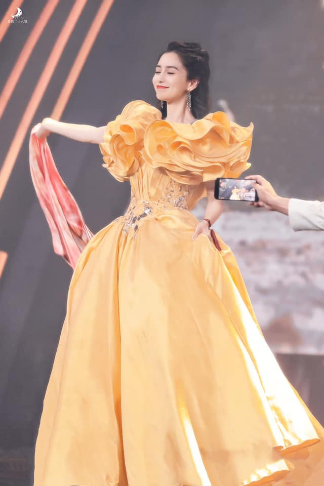 Thiết kế váy đến từ hãng Elie Saab thuộc BST Haute Couture Thu/Đông 2020 được vợ Huỳnh Hiểu Minh chưng diện tại Weibo 2020