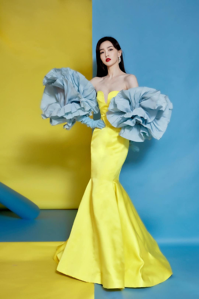 Trong khi đó, Đường Yên chọn cho mình bộ váy Valentino thuộc BST Xuân/Hè  2020 Haute Couture sang chảnh thế kia 