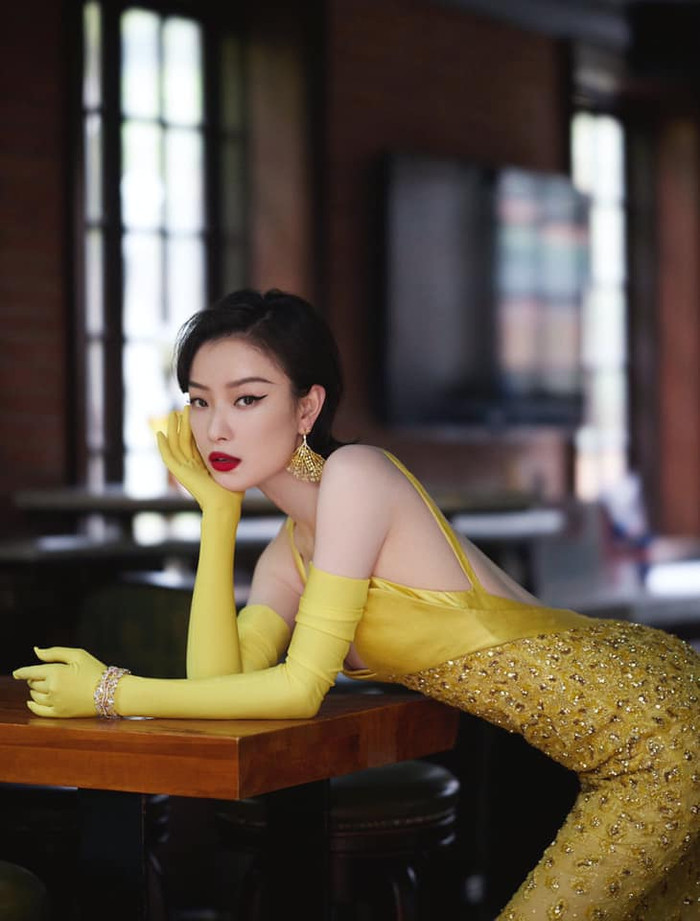 Thân hình mảnh mai, uốn lượn của Nghê Ni trong bộ váy đậm nét cổ điển 