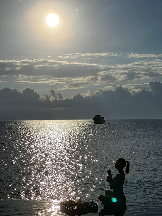 Nữ diễn viên mê đắm cảnh sắc thiên nhiên tuyệt đẹp tại vịnh Ninh Vân.