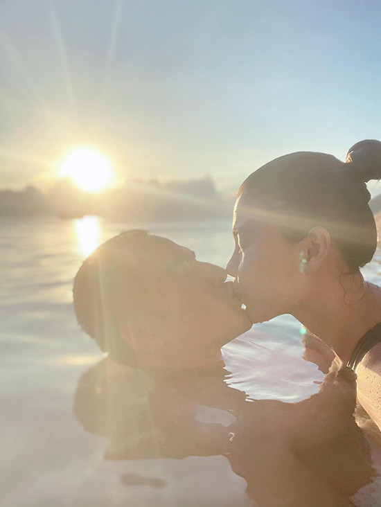 Hình ảnh nụ hôn ngọt ngào của cả hai được Thúy Diễm chia sẻ trên trang cá nhân.