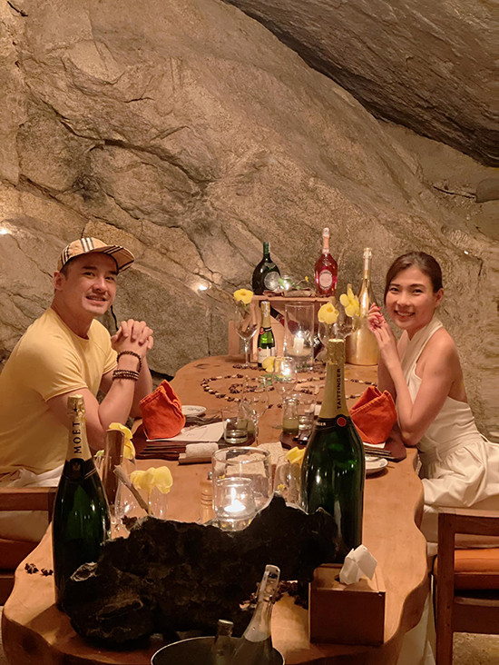 Bữa tối trong hang đá - một 'đặc sản' nổi tiếng tại khu resort. Đây cũng là lần đầu tiên Lương Thế Thành - Thúy Diễm được trải nghiệm dịch vụ đặc biệt này.