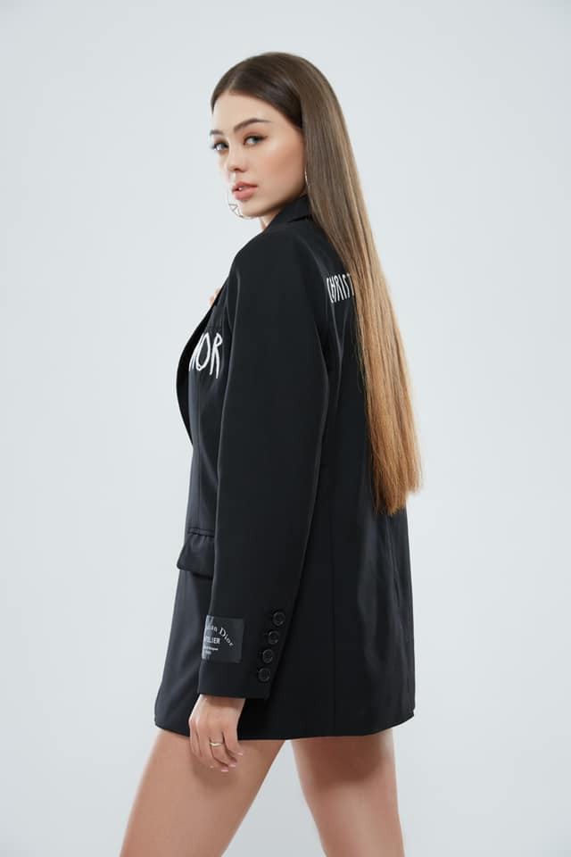 Dianka trong bộ trang phục đầy sang trọng (Ảnh chụp Facebook nhân vật)