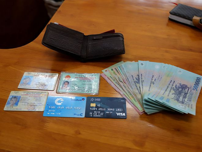 Số tiền và số giấy tờ được nam sinh giao nộp cho công an. Ảnh: Thanh Niên