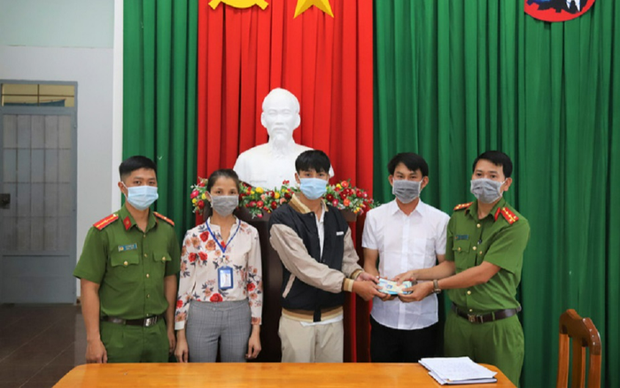 Nam sinh trả lại ví tiền chứa hàng chục triệu đồng cho người bị đánh rơi Ảnh 2