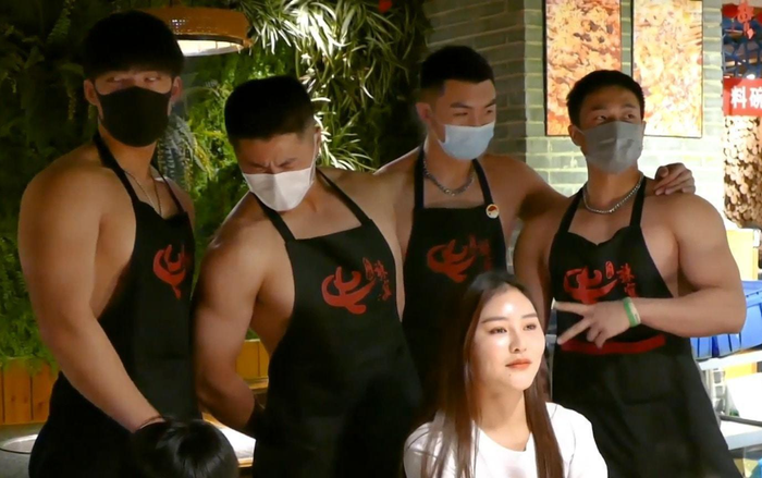 Quán lẩu thuê dàn trai đẹp ngực trần phục vụ, khách nữ đến nườm nượp Ảnh 2