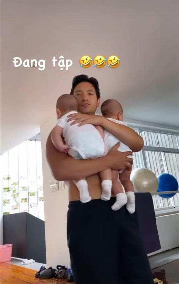 Những hình ảnh chăm sóc con cái được Hà Hồ, Kim Lý cập nhật thường xuyên trên trang cá nhân. 