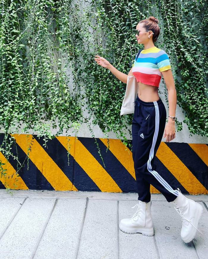 H'Hen Niê khoe ảnh xuống phố với áo croptop bảy sắc cầu vồng mix cùng quần thể thao kẻ sọc và giày bốt hầm hố 