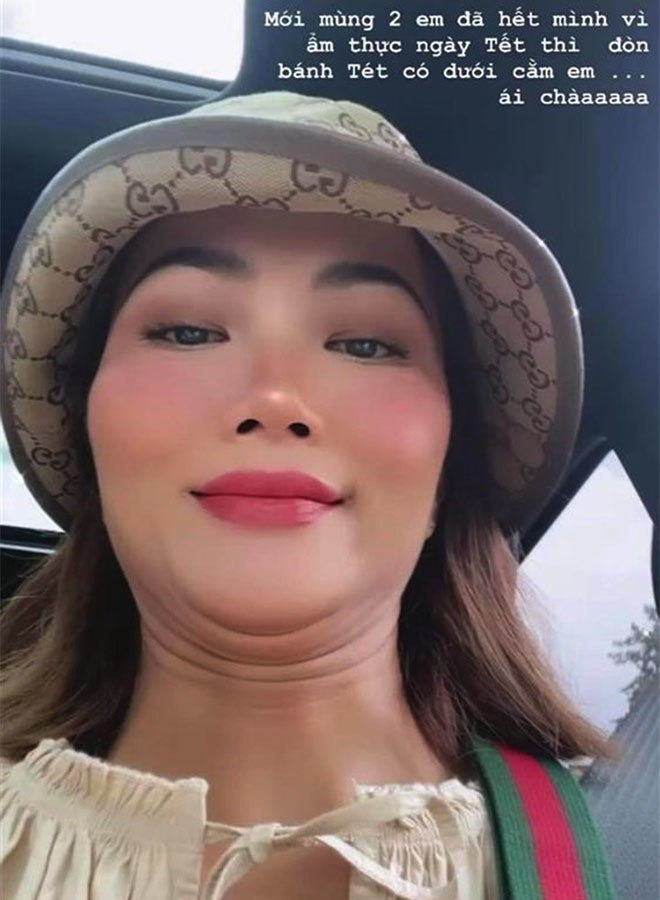 Không chỉ mỗi vòng 2 bị 'tăng size' mà trước đó nàng Hậu cũng từng chia sẻ hình ảnh cho thấy gương mặt vốn góc cạnh ngày nào giờ đã trở nên phúng phính với những chiếc nọng cằm