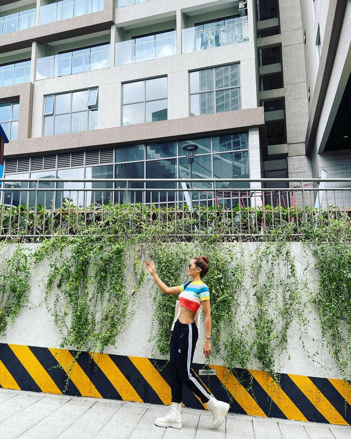 Nhìn vòng eo 'phẳng lì' của H'Hen Niê hiện tại không ai tin được rằng cách đây một tuần hơn nó từng là chiếc bụng tròn lẳng như trái bóng