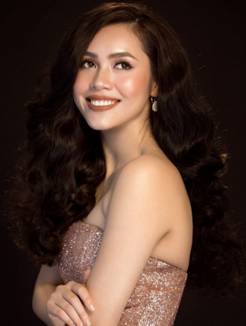 5. Mặc dù Hoàng My về nhì tại cuộc thi Hoa hậu Việt Nam 2010, nhưng cô lại là người đẹp đầu tiên của Việt Nam chinh chiến cả 2 cuộc thi Miss World và Miss Universe. Khác vơi những bạn bè đồng trang lứa khi họ tên dụng tên tuổi để tấn công showbiz, Hoàng My lại chọn cho mình con đường tìm hiểu, nghiên cứu nền văn hóa nhân loại. 