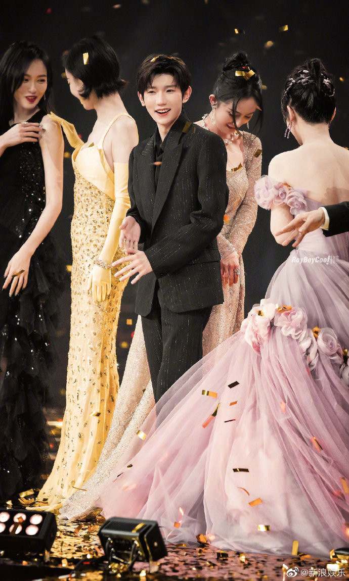 Một mẫu TFBoys bỗng nổi bật vì đứng giữa rừng hoa 8X, 9X Ảnh 3