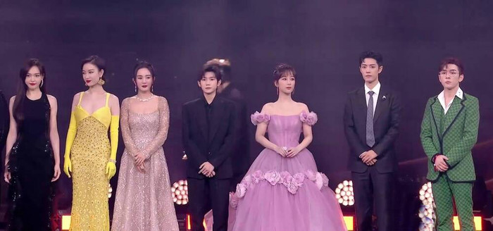 Một mẫu TFBoys bỗng nổi bật vì đứng giữa rừng hoa 8X, 9X Ảnh 4