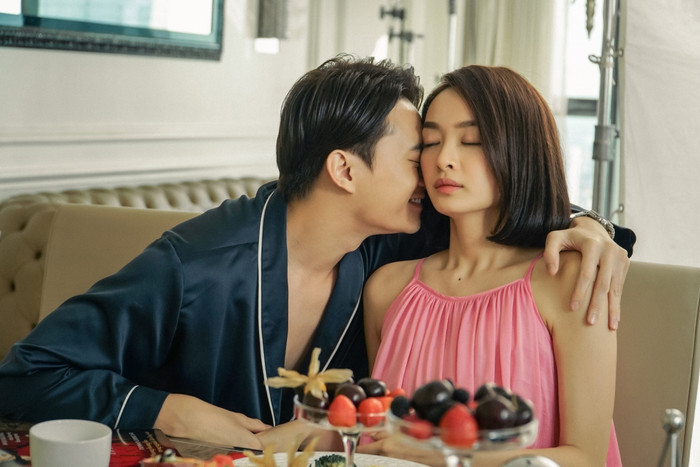 Bóc tách một xã hội 'giả trân' trong Gái già lắm chiêu V: Giàu và giỏi ư? Chưa đủ đâu! Ảnh 5