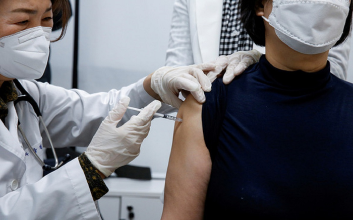 Hàn Quốc điều tra 2 người chết sau khi tiêm vắc xin COVID-19 của AstraZeneca Ảnh 2