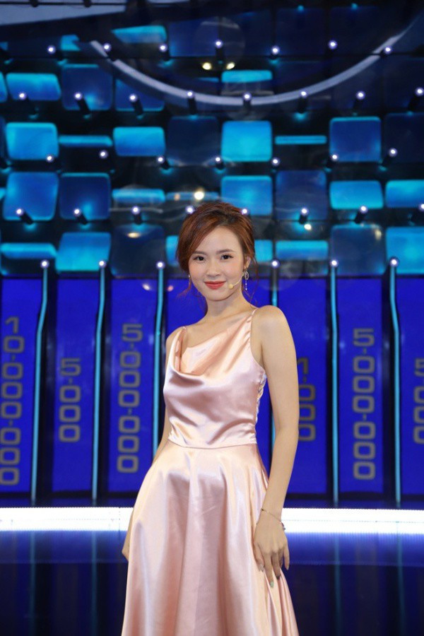 Midu cũng từng bị kiểu váy này 'hại', làm lộ phần bụng dưới tròn căng. 