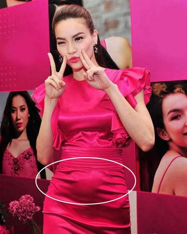 Là một người chăm chỉ rèn luyện, giữ gìn dáng vóc, Hà Hồ cũng từng bị lộ vùng bụng dưới khi mặc váy chất liệu satin. 