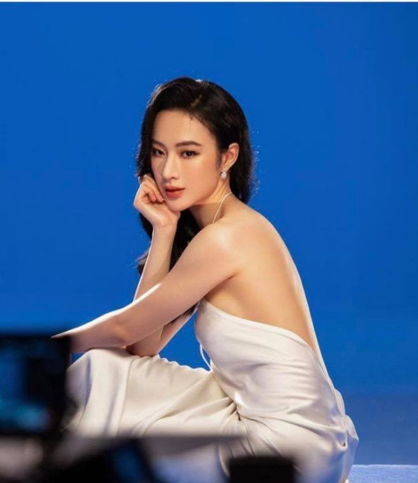 Chiếc váy lụa khoe lưng trần, tôn thêm làn da trắng sứ của bậc mỹ nhân. 