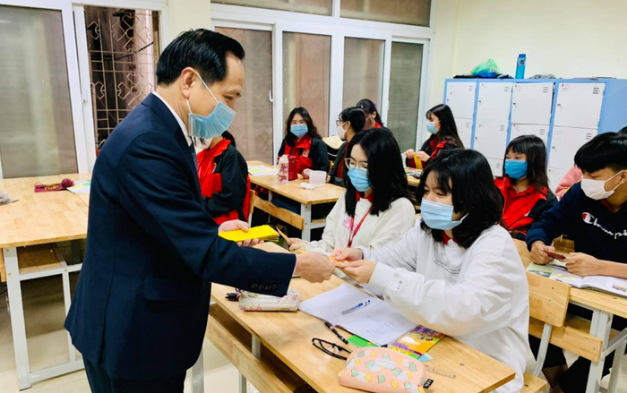 Tết đã đi xa, thầy Hiệu trưởng vẫn đích thân đến từng lớp trao lì xì các học trò Ảnh 2