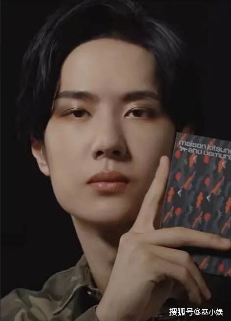 Những năm đầu mới gia nhập giới giải trí, khuôn mặt Vương Nhất Bác khá góc cạnh, vuông vức chứ không được thon gọn như bây giờ 