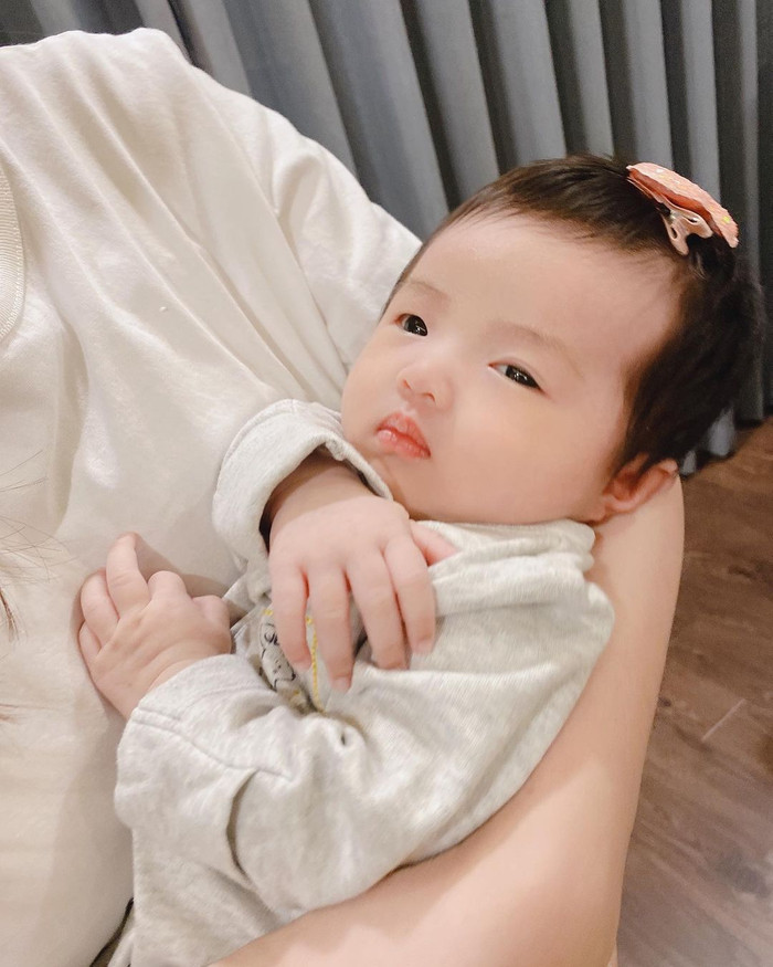 Con gái Đông Nhi phụng phịu đáng yêu: 'Tại sao ba lại đi họp về trễ 5 phút' Ảnh 4