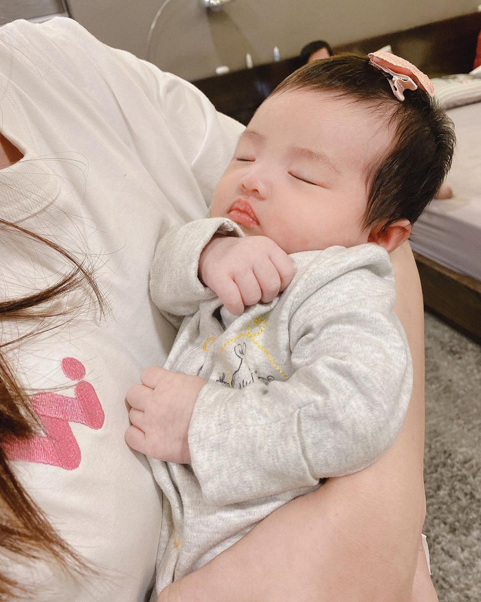 Con gái Đông Nhi phụng phịu đáng yêu: 'Tại sao ba lại đi họp về trễ 5 phút' Ảnh 5