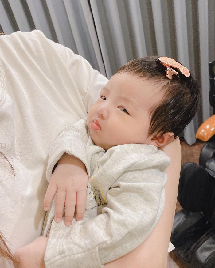 Con gái Đông Nhi phụng phịu đáng yêu: 'Tại sao ba lại đi họp về trễ 5 phút' Ảnh 3