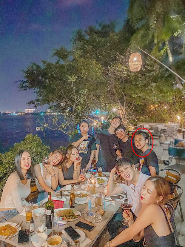 Tuấn Kiệt từng gây sốt khi xuất hiện bên cạnh chị gái và bạn bè của chị