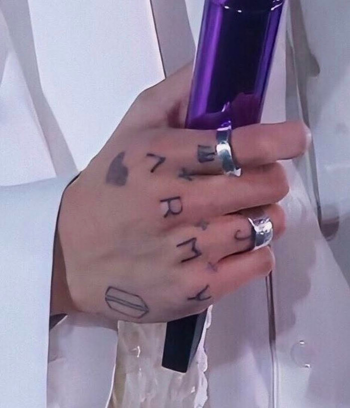 J-Hope miêu tả 'Dis-ease' bản live – Jungkook lọt top sao có hình xăm đẹp Ảnh 8