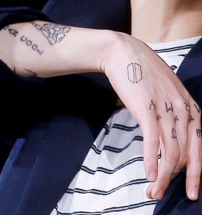 J-Hope miêu tả 'Dis-ease' bản live – Jungkook lọt top sao có hình xăm đẹp Ảnh 9