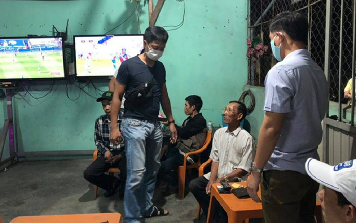 Phá đường dây cá độ bóng đá hàng chục tỷ đồng qua mạng tại quán cà phê Ảnh 2