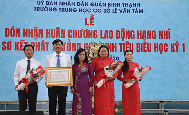 Thầy và trò trường THCS Lê Văn Tám đã vinh dự đón nhận Huân chương Lao động hạng nhì của Thủ tướng Chính phủ