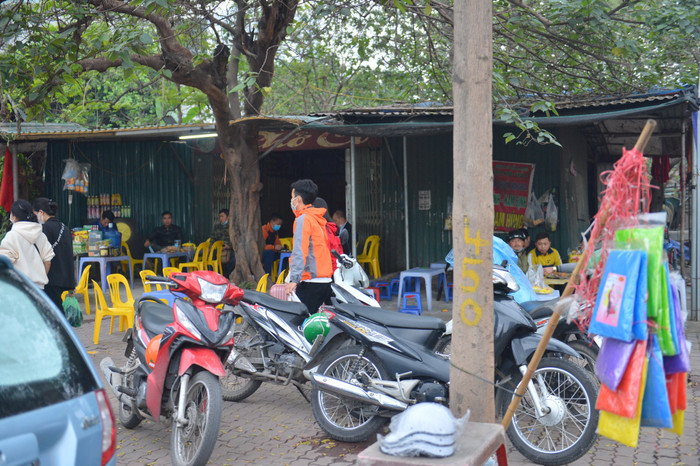 Hàng loạt quán trà đá vỉa hè ngang nhiên hoạt động trên đường Phạm Hùng, (quận Nam Từ Liêm, Hà Nội).