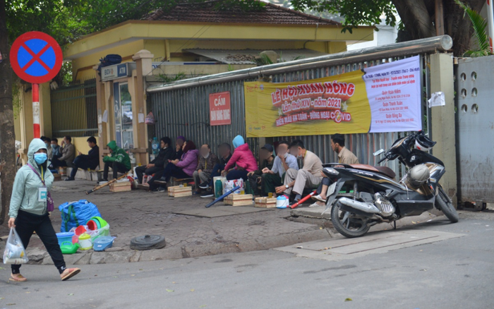 Bất chấp quy định phòng dịch Covid-19, trà đá vỉa hè vẫn mở cửa đông nghẹt khách tụ tập Ảnh 2