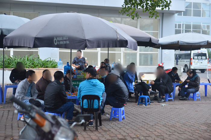 Tại một số tuyến phố thuộc quận Cầu Giấy, hàng loạt quán trà đá vỉa hè cũng hoạt động trở lại với lượng khách luôn chật cứng.