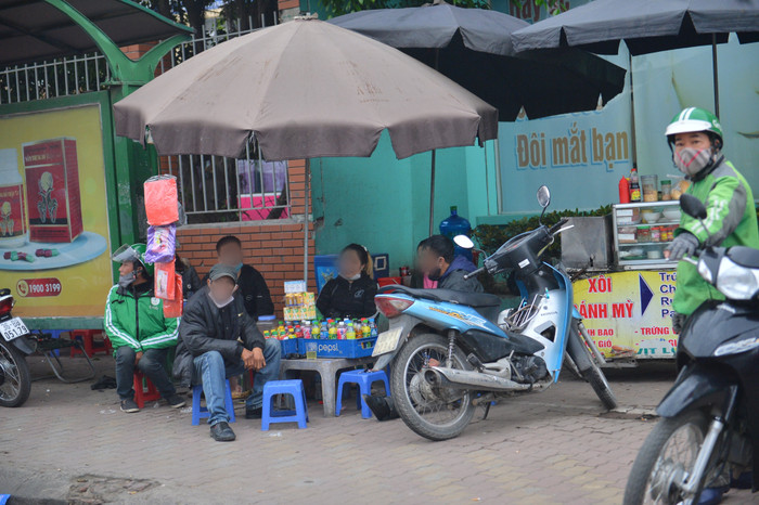 Nhiều người ngồi uống nước không giữ khoảng cách gây mất an toàn trong thời điểm dịch bệnh Covid-19 như hiện nay.
